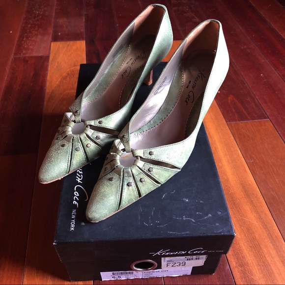 Gorgeous NWT Kenneth Cole Kitten Heels Green Suede Precise Cut Size 6 1/2 - Picture 11 of 13